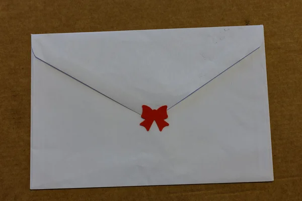 Envelope com laço vermelho — Fotografia de Stock