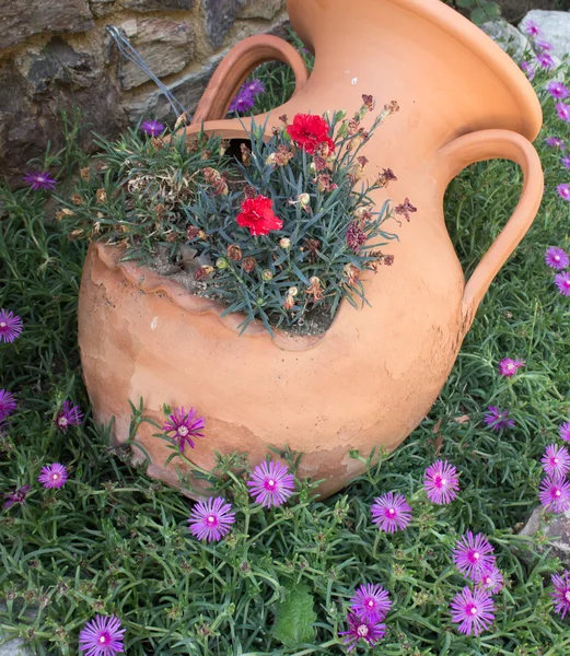 Grekiska lera amphora med blommor — Stockfoto