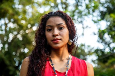 el yapımı takı ile esmer latin kız