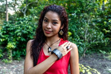 el yapımı takı ile esmer latin kız