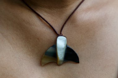 el yapımı kolye giyen kadın