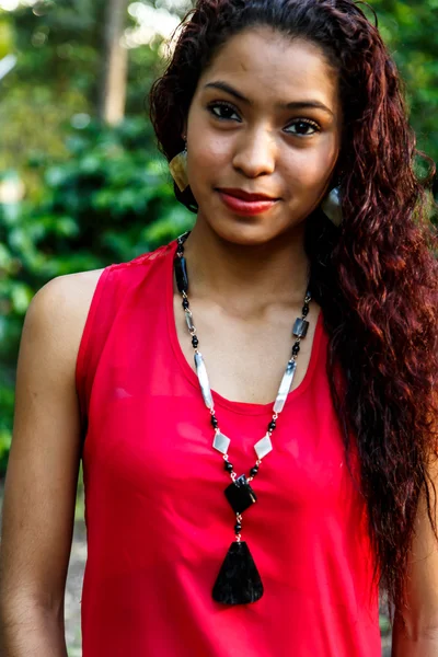 Latina brunetka s ručně vyráběné šperky — Stock fotografie