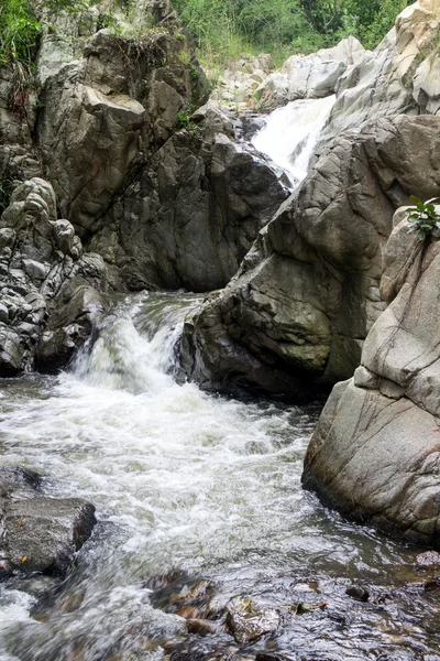 Rock na řeku — Stock fotografie