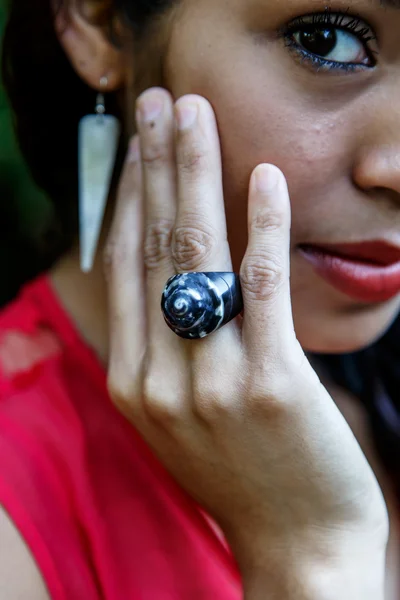 Латиноамериканка показывает кольца ручной работы — стоковое фото