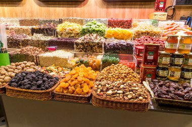 Pazarda kurutulmuş meyve.