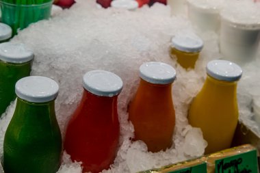 buz üzerinde meyve suları