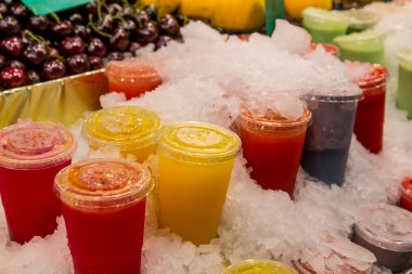 buz üzerinde meyve suları