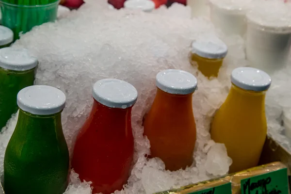 Frukt-och bärsaft på is — Stockfoto