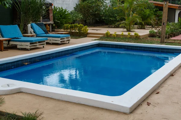 bir bahçe içinde Yüzme Havuzu