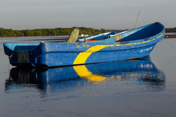 Riflessione barca blu sull'acqua — Foto Stock