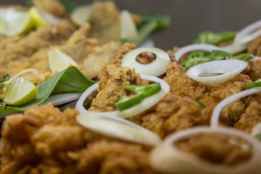 soğan ve biberi ile kızarmış balık