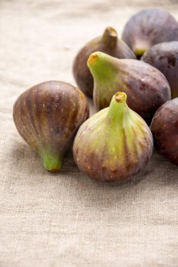 Gri masa örtüsündeki incirlerin hava görüntüsü, seçici odaklı, portrede, kopya alanı ile