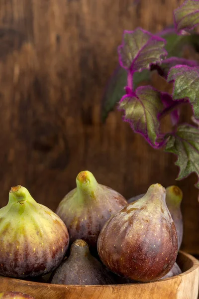 Nahaufnahme Einer Holzschale Mit Feigen Und Lila Gynura Blättern Mit — Stockfoto