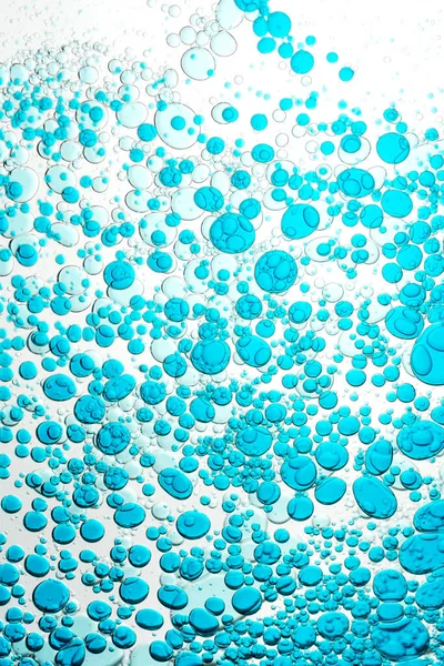 Анотація Динамічного Потоку Блакитних Крапель Воді Падаючих Вибірковим Фокусом Освітленому — стокове фото