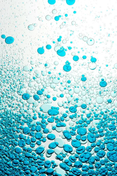 Abstract Flow Blue Drops Water Falling Selective Focus Illuminated White — Stock Photo, Image