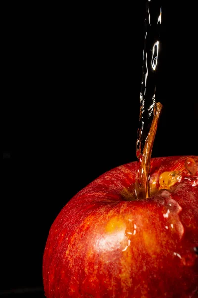 Primer Plano Del Chorro Agua Que Cae Sobre Manzana Roja — Foto de Stock