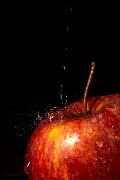 Nahaufnahme Von Wassertropfen Die Auf Roten Apfel Fallen Selektiver Fokus — Stockfoto