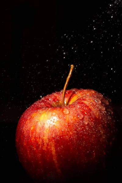 Manzana Roja Iluminada Sobre Fondo Negro Con Micro Gotas Agua — Foto de Stock