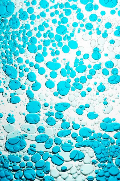 Flöde Blå Droppar Vatten Faller Med Selektivt Fokus Belyst Vit — Stockfoto