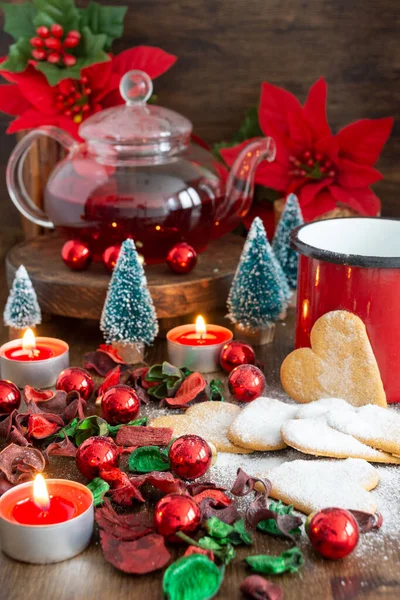 Vista Decoração Natal Com Caneca Vermelha Chá Rooibos Bule Vidro — Fotografia de Stock