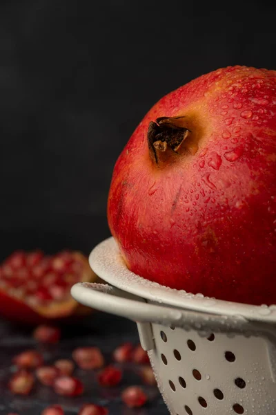 Nahaufnahme Von Weißem Sieb Mit Nassem Roten Granatapfel Samen Unscharf — Stockfoto