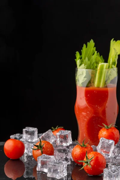 Uitzicht Ijsblokjes Met Kerstomaten Glazen Glas Met Bloody Mary Cocktail — Stockfoto