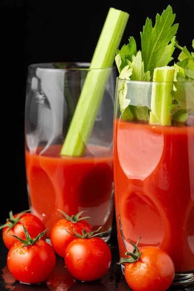 Zbliżenie Dwóch Szklanek Kryształowych Koktajlem Bloody Mary Selerem Pomidorami Wiśniowymi — Zdjęcie stockowe