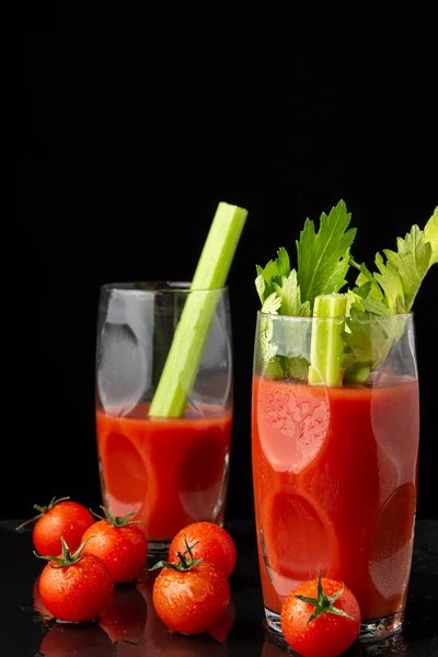 Widok Dwóch Szklanek Koktajlem Bloody Mary Selerem Pomidorami Wiśniowymi Czarnym — Zdjęcie stockowe