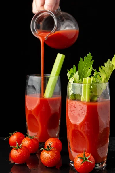 Veduta Due Bicchieri Con Cocktail Bloody Mary Con Sedano Mano — Foto Stock