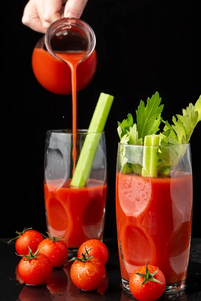 Mano Donna Che Serve Cocktail Bloody Mary Con Sedano Una — Foto Stock