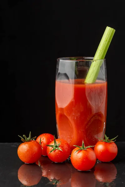 Widok Szkła Krwawą Mary Koktajl Selerem Mokrym Łupku Pomidorami Wiśniowymi — Zdjęcie stockowe