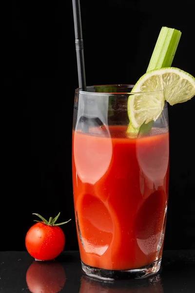 Uitzicht Glas Van Bloody Mary Cocktail Met Limoen Selderij Stro — Stockfoto