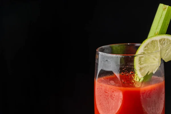 Primo Piano Bicchiere Cocktail Bloody Mary Con Lime Sedano Messa — Foto Stock