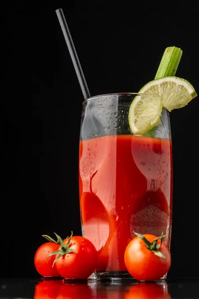 Vue Rapprochée Verre Cocktail Bloody Mary Chaux Céleri Paille Sur — Photo