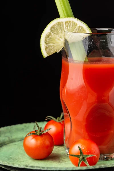 Zbliżenie Szklanki Koktajlu Bloody Mary Limonką Selerem Zielonym Talerzu Pomidorami — Zdjęcie stockowe