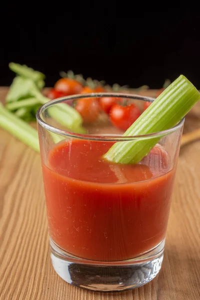 Primo Piano Vetro Con Succo Pomodoro Con Sedano Tavolo Legno — Foto Stock