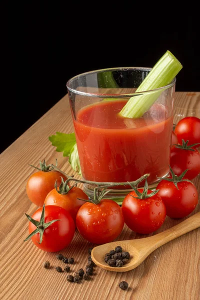 Vista Dall Alto Vetro Con Succo Pomodoro Sedano Tavolo Legno — Foto Stock