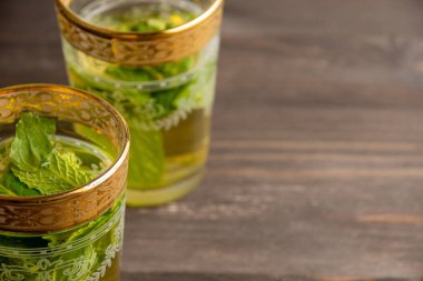 İki bardak çay ve naneli, seçici odak, koyu ahşap masa, yatay, fotokopi alanı olan