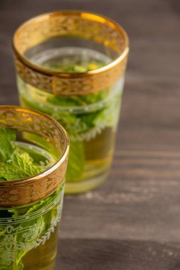 İki bardak çay ve naneli hava görüntüsü, seçici odak, tahta masa, dikey, kopyalama alanı