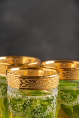 Üç naneli çay bardağının üst görünümü, seçici odak, koyu, dikey, kopyalama alanı ile