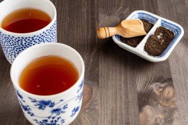 İki mavi fincanın üst görüntüsü çay, seçici odak, ahşap masa, yatay