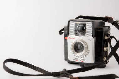 Kodak Brownie Scarlet kamera (1957-1962), Madrid, İspanya, Avrupa, 14 Şubat 2021, beyaz arkaplan, yatay, kopyalama alanı ile