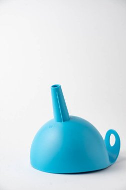 Dikey arkaplanda mavi huniyi kopyalama alanı ile görüntüle