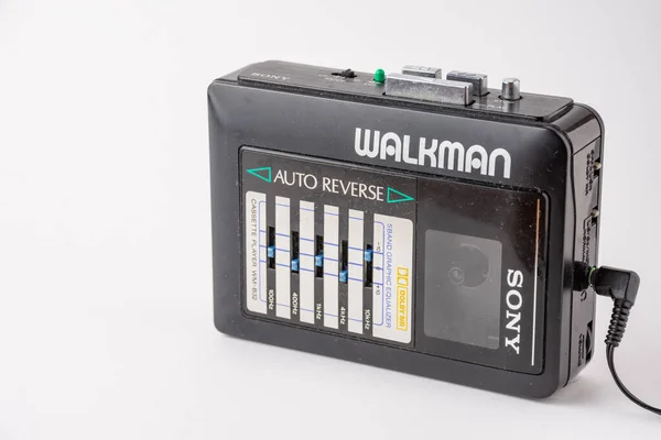 Walkman sony WM B32, 80 'lerden, beyaz arka planda, Madrid, İspanya, Avrupa, 16 Şubat 2021, yatay