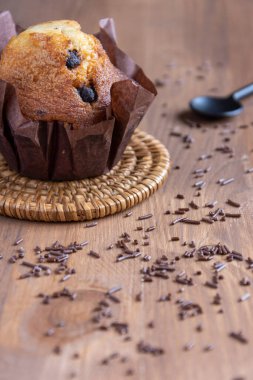 Çikolatalı kek, kaşık, çikolata talaşı, seçici odak, tahta masa, dikey