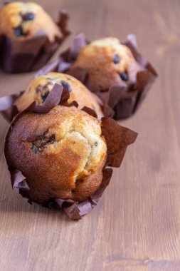 Çikolatalı kekleri yakın plan, seçici odaklı, tahta masa üzerinde, dikey