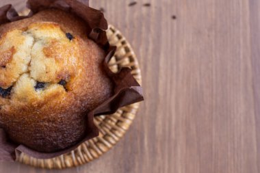 Tahta masadaki kekin yukarıdan çekimleri, seçici odak, yatay, kopyalama alanı