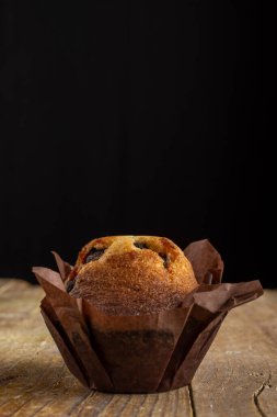 Çikolatalı kekin üst görüntüsü, ahşap masa üzerinde, siyah arkaplan, dikey, kopyalama alanı ile