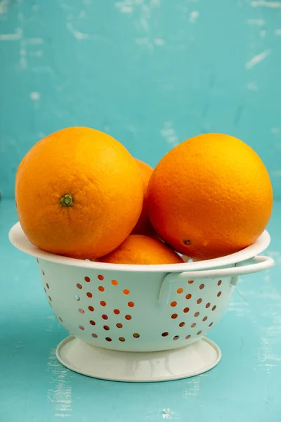 Draufsicht Auf Abtropfbecken Mit Orangen Selektiver Fokus Auf Tisch Und — Stockfoto