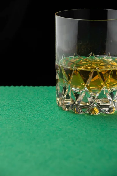 Gros Plan Verre Décoré Avec Whisky Sur Tapis Jeu Vert — Photo